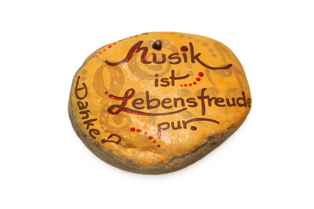 Bemalter Stein mit der Aufschrift „Musik ist Lebensfreude pur“