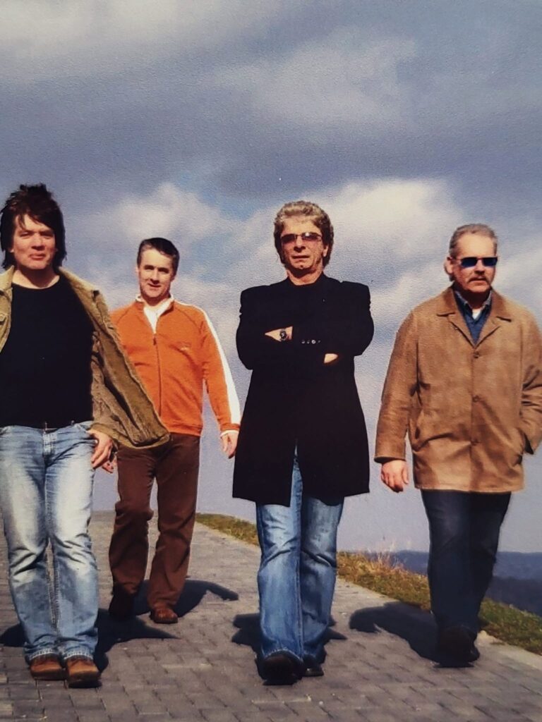 Rousseau – Bandfoto mit vier Musikern